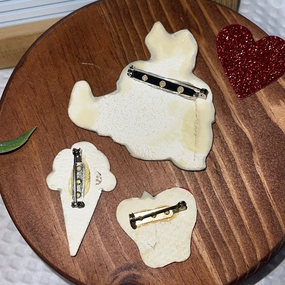 Vtg. 80s/90s Lot of 3 Pins Brooches Glossy Ice cream Girl Teddy Bear And Apple - Picture 3 of 3